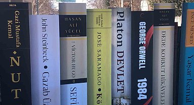 Kars'ta öğrenciler okulun kapısını kitaplarla kapladı