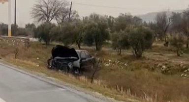 Karşı şeride geçerek seyir halindeki otomobile çarpan araç tarlaya savruldu