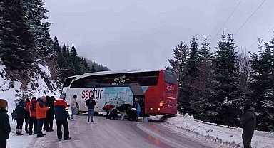 Kartalkaya yolunda kontrolden çıkan yolcu otobüsü yolu kapattı
