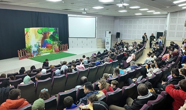 Kartepe'de çocuklar tiyatro oyunu ile eğlendi