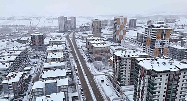 Kastamonu'da kar yağışı şehir merkezini beyaza bürüdü