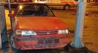 Kavşakta otomobiller çarpıştı, 2 kişi yaralandı