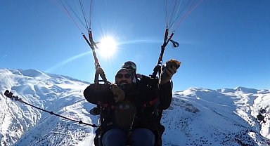 Kayak merkezi semalarında paraşütte waffle yaptılar