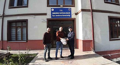 Kaybettiği çantasını karlar eriyince bulundu