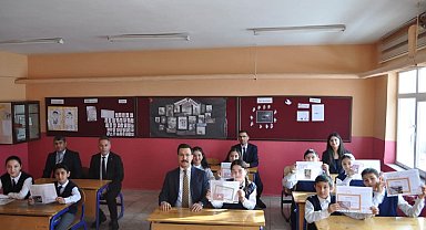 Kaymakam Demirtaş öğrencilerin karne sevincine ortak oldu