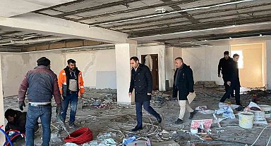 Kaymakam Partal, ilçe kütüphanesi tadilat çalışmalarını yerinde inceledi