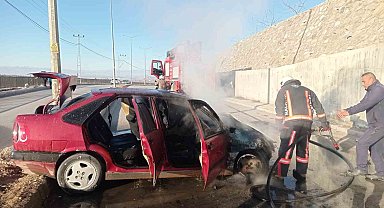 Kaza sonrası alev alan otomobil kullanılmaz hale geldi