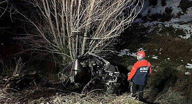 Kaza yapan araçta sıkışan genç, ekiplerin müdahalesiyle kurtarıldı