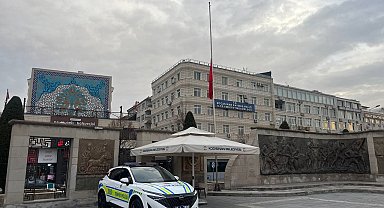 Kentlerde bayraklar yarıya indirildi