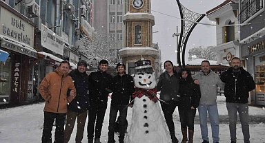 Keşan esnafı aileleriyle birlikte kar yağışının tadını çıkardı