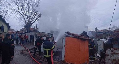 Keşan'da alev alan ev kullanılamaz hale geldi