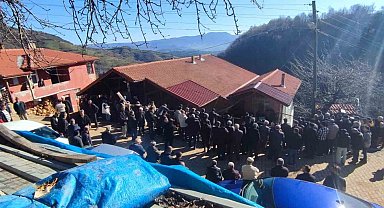 Kestiği ağacın altında kalarak ölen işçi Bartın'da toprağa verildi