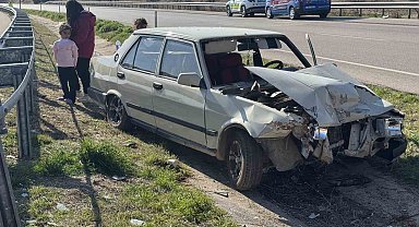 Kilis'te bariyerlere çarpan otomobildeki 2 kişi yaralandı