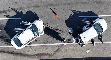 Kırıkkale'de çarpışan otomobiller hurdaya döndü: 2 yaralı