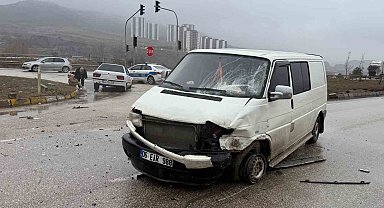 Kırıkkale'de minibüs ile otomobil çarpıştı: 3 yaralı