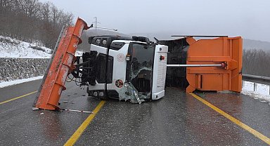 Kırklareli'nde kar küreme aracı devrildi: 2 yaralı