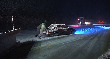 Kırklareli'nde kar yağışı etkisini artırdı, bazı araçlar yollarda mahsur kaldı