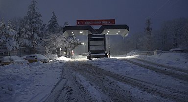 Kırklareli'nde kar yağışı etkisini sürdürüyor: Çatılarda buz sarkıtları oluşturdu