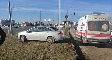 Kırklareli'nde otomobil refüje çıktı: 2 yaralı