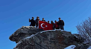Kırşehir'de dağcılar Gönül Dağı'na çıkarak Türk bayrağı açtı