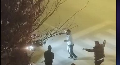 Kırşehir'de yol kenarında oyun havasına sürücüler kornalarla eşlik etti