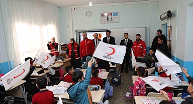 Kızılay'dan dezavantajlı öğrencilere karne hediyesi