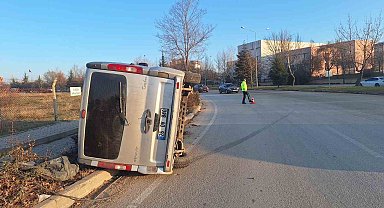 Kontrolden çıkan minibüs devrildi