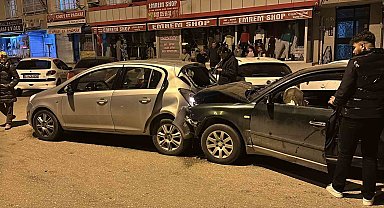 Kontrolden çıkan otomobil 5 araca çarptı: 3 yaralı