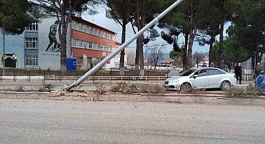 Kontrolden çıkan otomobil aydınlatma direğine çarparak durabildi