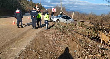 Kontrolden çıkan otomobil elektrik direğini devirdi