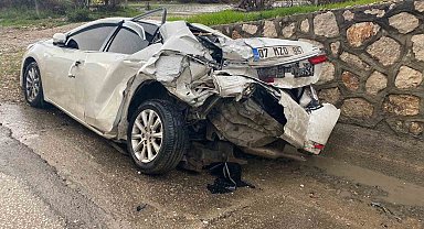 Kontrolden çıkan otomobil park halindeki araca çarptı: 2 yaralı