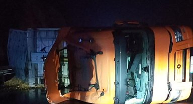 Kontrolden çıkan tır devrildi, sürücü yaralandı