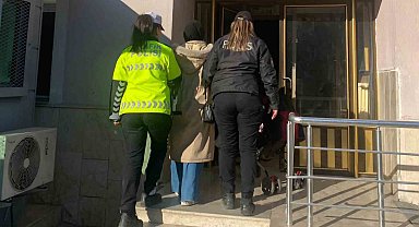 Konuttan yağma suçundan 10 yıl hapis cezası bulunan kadın yakalandı