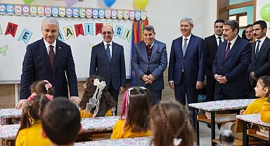 Konya protokolü çocuklara karnelerini dağıttı