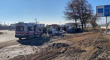 Konya'da otomobil ile pikap çarpıştı: 5 yaralı