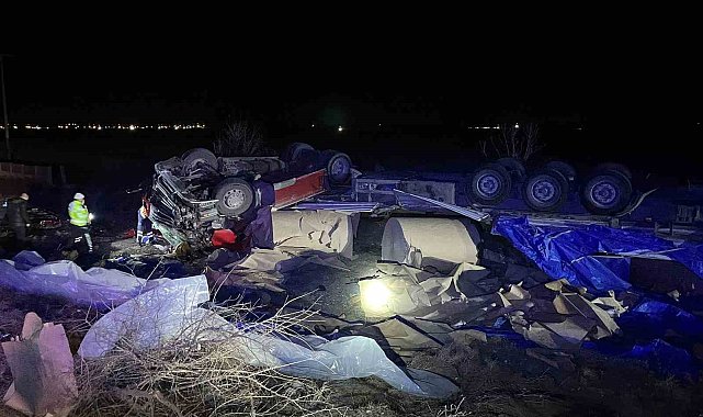 Konya'da tır devrildi, sürücü hayatını kaybetti