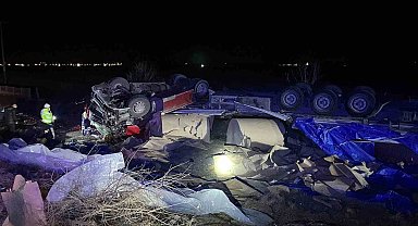 Konya'da tır devrildi, sürücü hayatını kaybetti