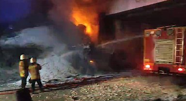 Köprüden uçan tırın sürücüsü yanarak can verdi