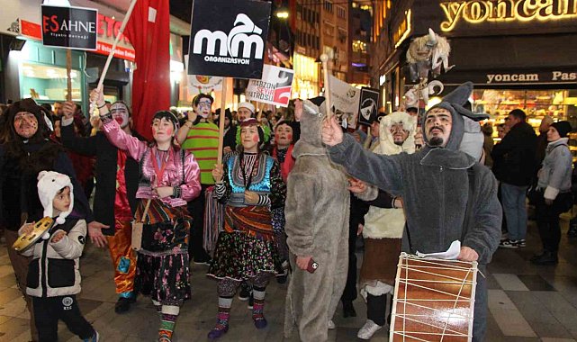 Kostümleri giyindiler, Kalandar'ı kutladılar