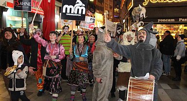 Kostümleri giyindiler, Kalandar'ı kutladılar