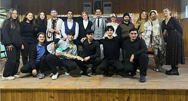 Köyceğiz'de öğrencilerden tiyatro gösterisi