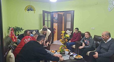 Kursa katılan öğrencilerin ailelerine çaya gidiyorlar