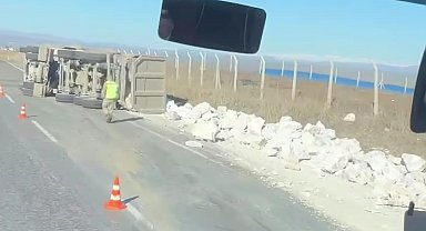 Kurtalan'da hafriyat kamyonunun devrildiği kazada sürücü yaralandı