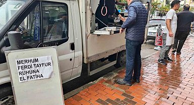 Kuşadası'nda Ferdi Tayfur'un hayranı, bin kişilik lokma döktürdü