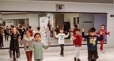 Kuşadası'nda halk oyunları gelecek kuşaklara aktarılıyor