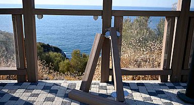 Kuşadası'nda kamusal alanları tahrip eden şahıslar cezasız kalmadı