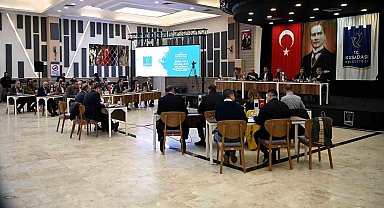Kuşadası'ndaki meclis toplantısında turistik tesislerin katkısı dikkat çekti