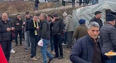 Kütahya'da Ferdi Tayfur anısına pilav ve ayran ikram edildi