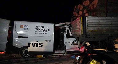 Kütahya'da kamyonet ile tomruk yüklü tır çarpıştı: 1 ölü, 1 yaralı