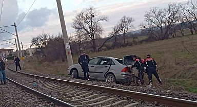 Kütahya'da polisten kaçan araç takla atarak demir yoluna devrildi